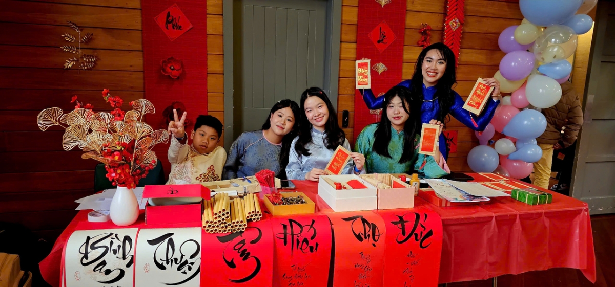 Các bạn trẻ mặc áo dài hào hứng tham gia sự kiện. Nguồn: ĐSQ Việt Nam tại New Zealand.