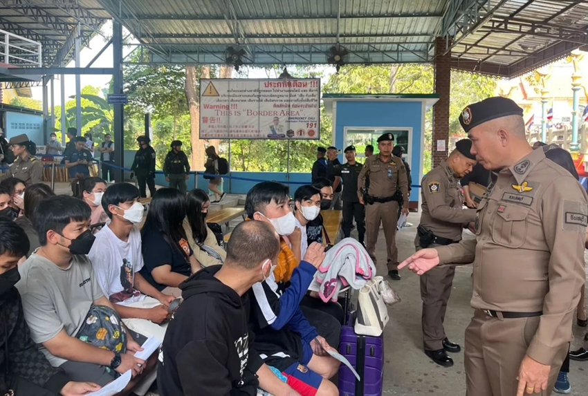 Ảnh các công dân Thái Lan tại cửa khẩu biên giới Ban Laem. Nguồn Cảnh sát tỉnh Chanthaburi