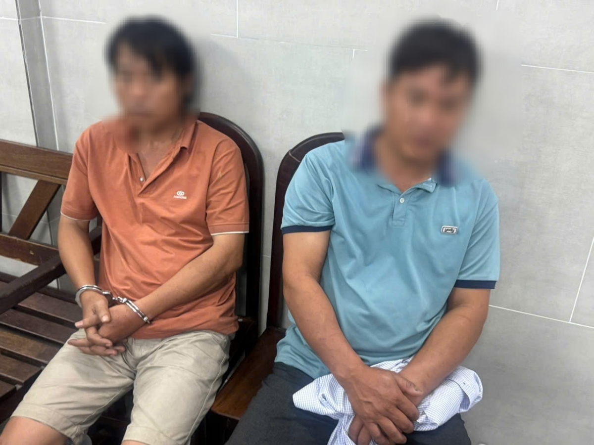 Người đàn ông mặc áo cam được xác định là đã trộm cá thể thiên nga trắng của Thảo Cầm Viên, rồi đem bán cho một người ở TP. Cần Thơ (áo xanh). (Ảnh: CACC)