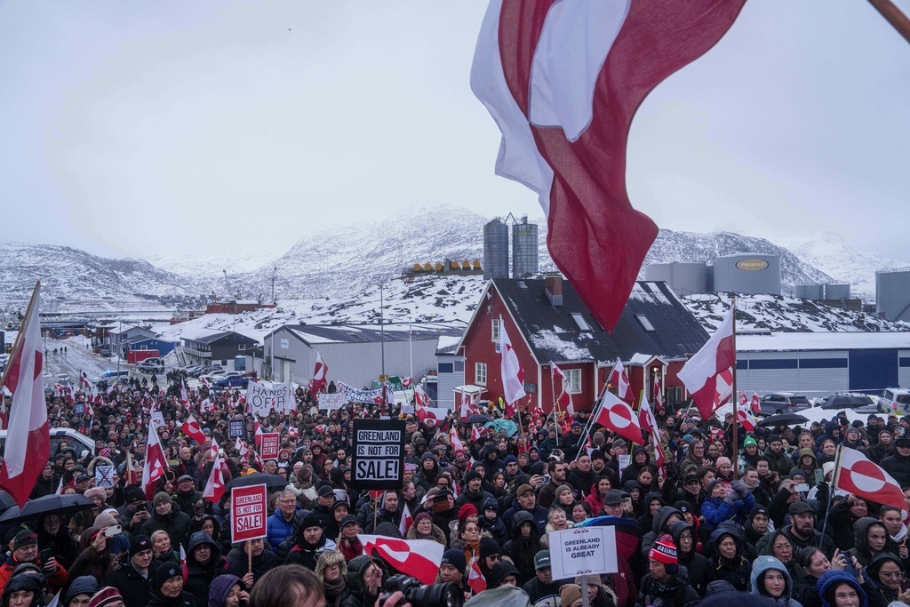 Người dân biểu tình phản đối chính sách của Trump đối với Greenland trước lãnh sự quán Mỹ ở Nuuk, Greenland ngày 17/1/2026. Ảnh: AP