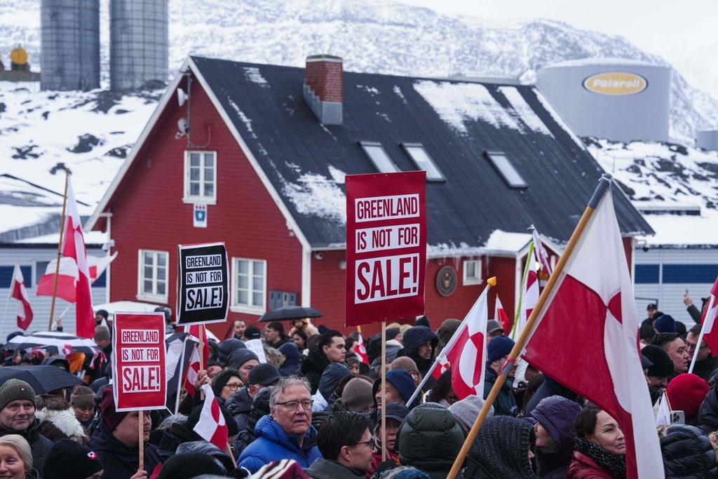 Biểu tình phản đối chính sách của Tổng thống Trump bên ngoài Lãnh sự quán Mỹ ở Nuuk, Greenland ngày 17/1/2026. Ảnh: AP