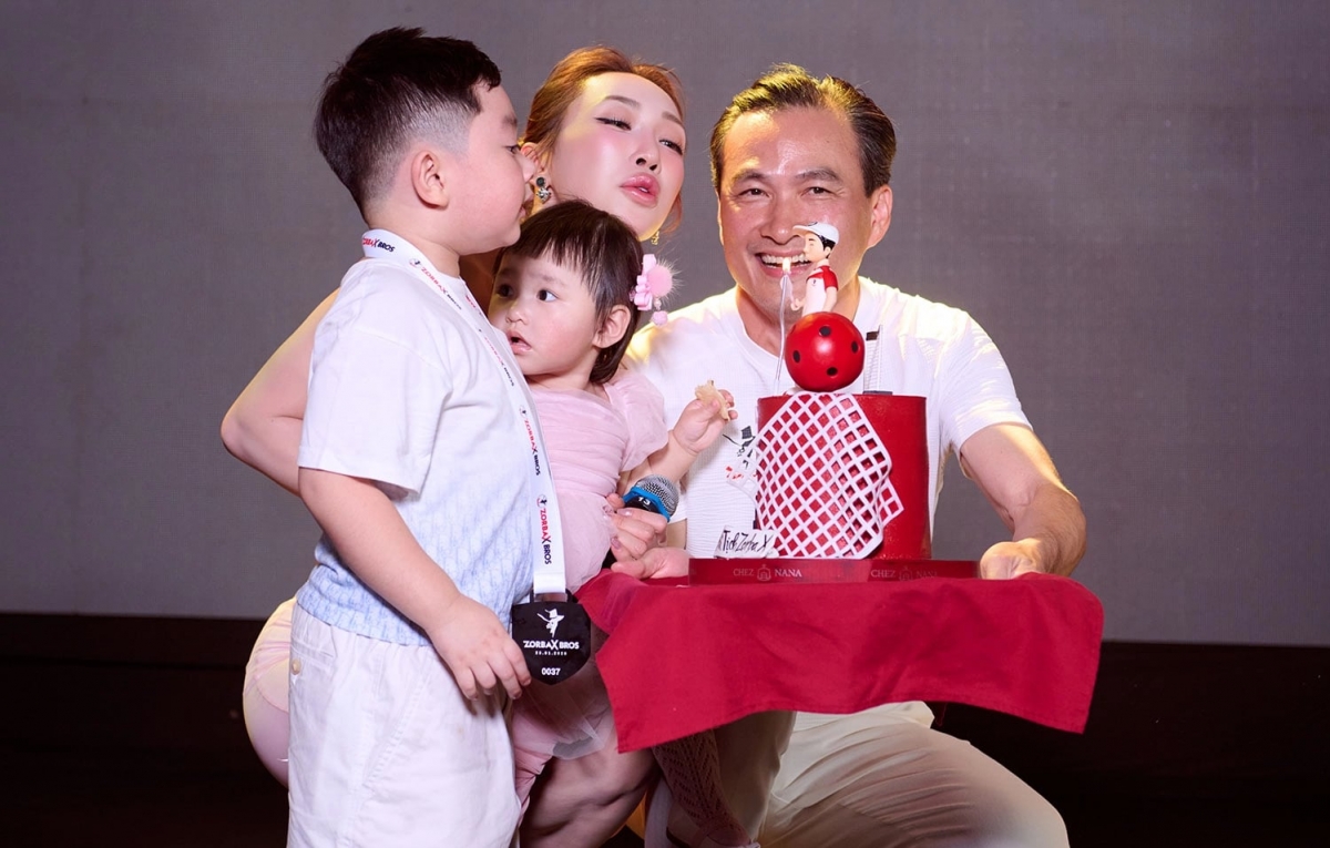 Diễn viên Chi Bảo mừng sinh nhật bên vợ con và bạn bè nghệ sĩ, doanh nhân ở biệt thự sân vườn tại TP HCM.