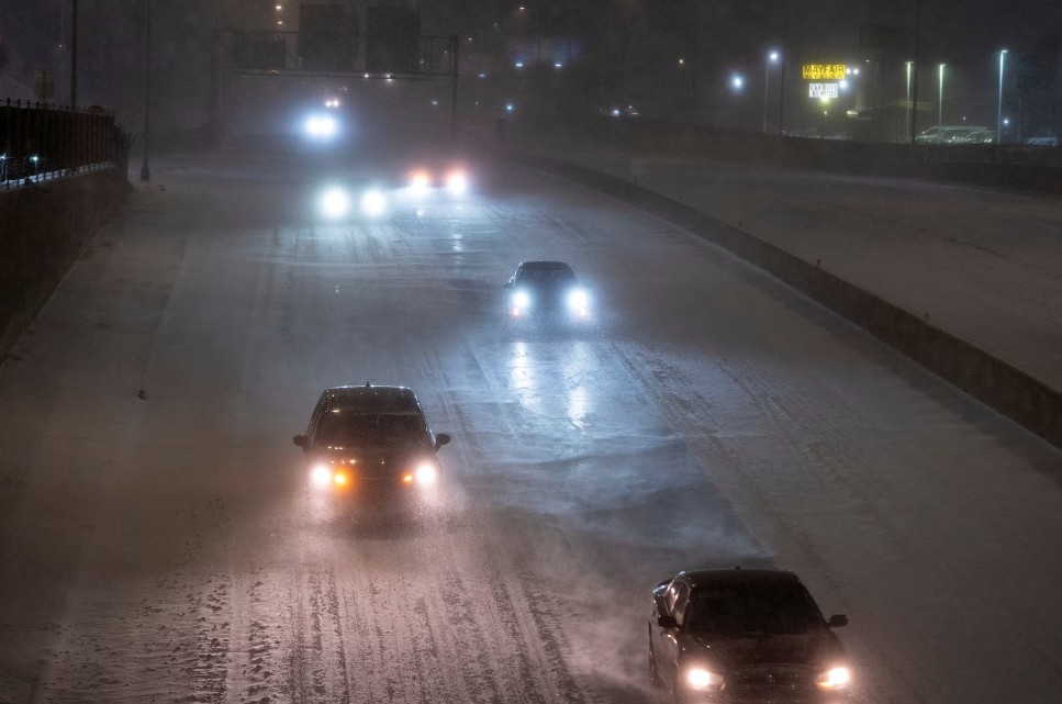 Các phương tiện di chuyển khó khăn trên xa lộ I-44 tại thành phố Oklahoma, bang Oklahoma ngày 23/1.