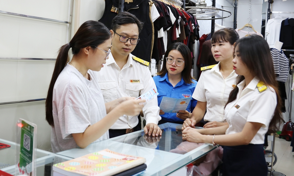 Cán bộ Thuế tỉnh và Thuế cơ sở 1 tuyên truyền về chính sách thuế cho hộ kinh doanh tại phường Bắc Giang