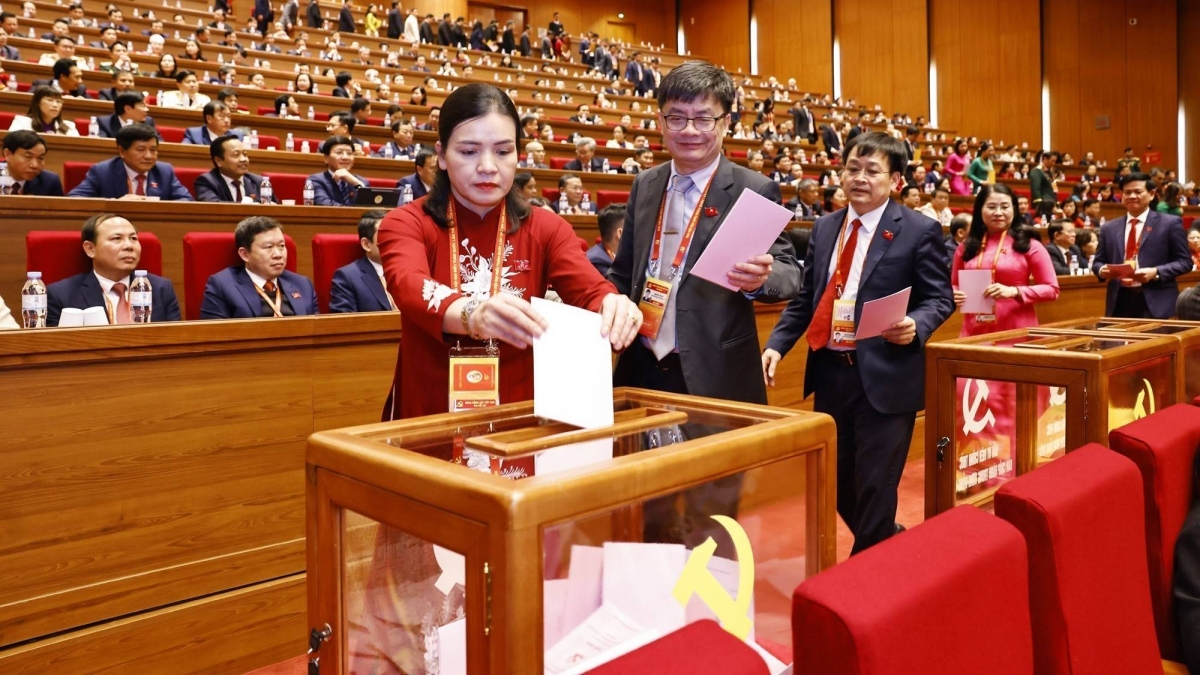 Các đại biểu bỏ phiếu bầu Ban Chấp hành Trung ương Đảng khóa XIV. Ảnh: TTXVN