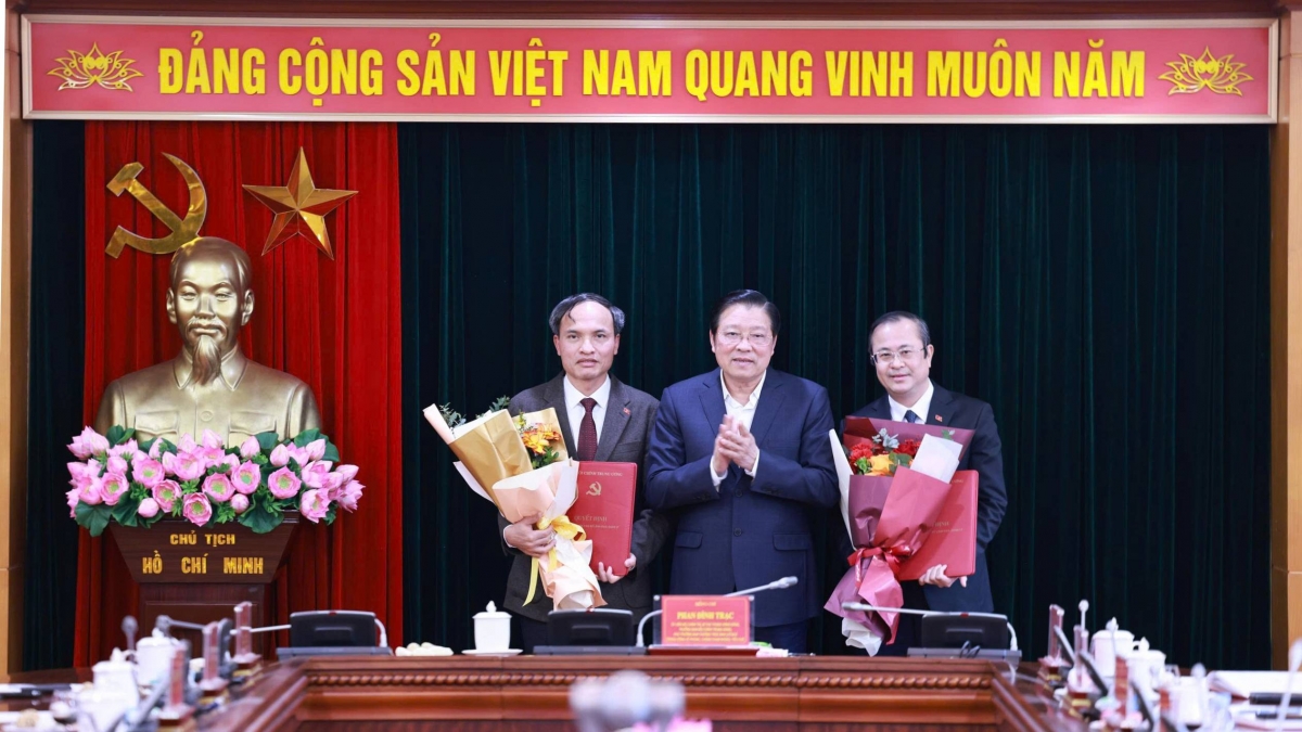 Trưởng Ban Nội chính Trung ương trao quyết định và tặng hoa chúc mừng các cán bộ được điều động, bổ nhiệm.