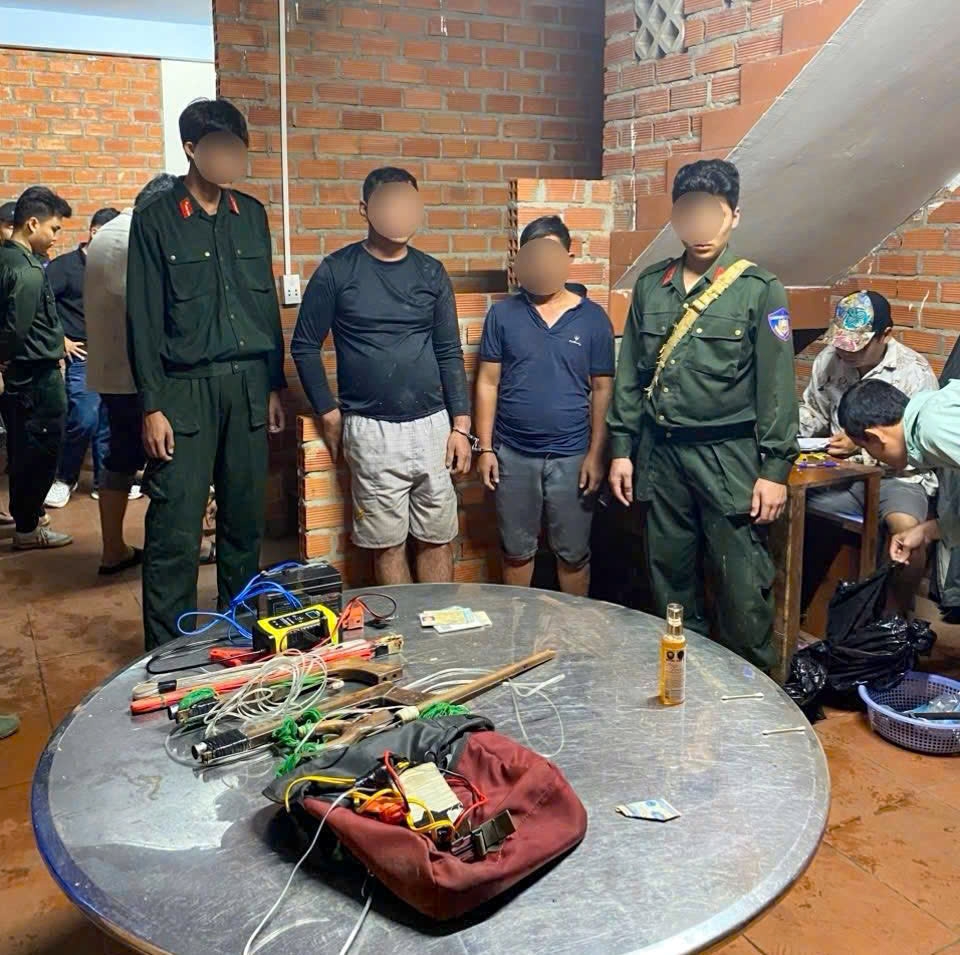 Công an tấn công hai tụ điểm trộm cắp, giết mổ và tiêu thụ chó trên địa bàn Tây Ninh (ảnh M.P)