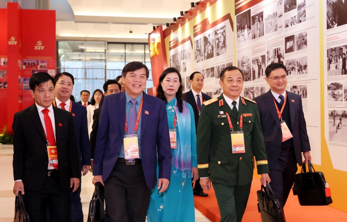 Đại biểu đến dự phiên thảo luận tại hội trường về các văn kiện Đại hội. (Ảnh: TTXVN)