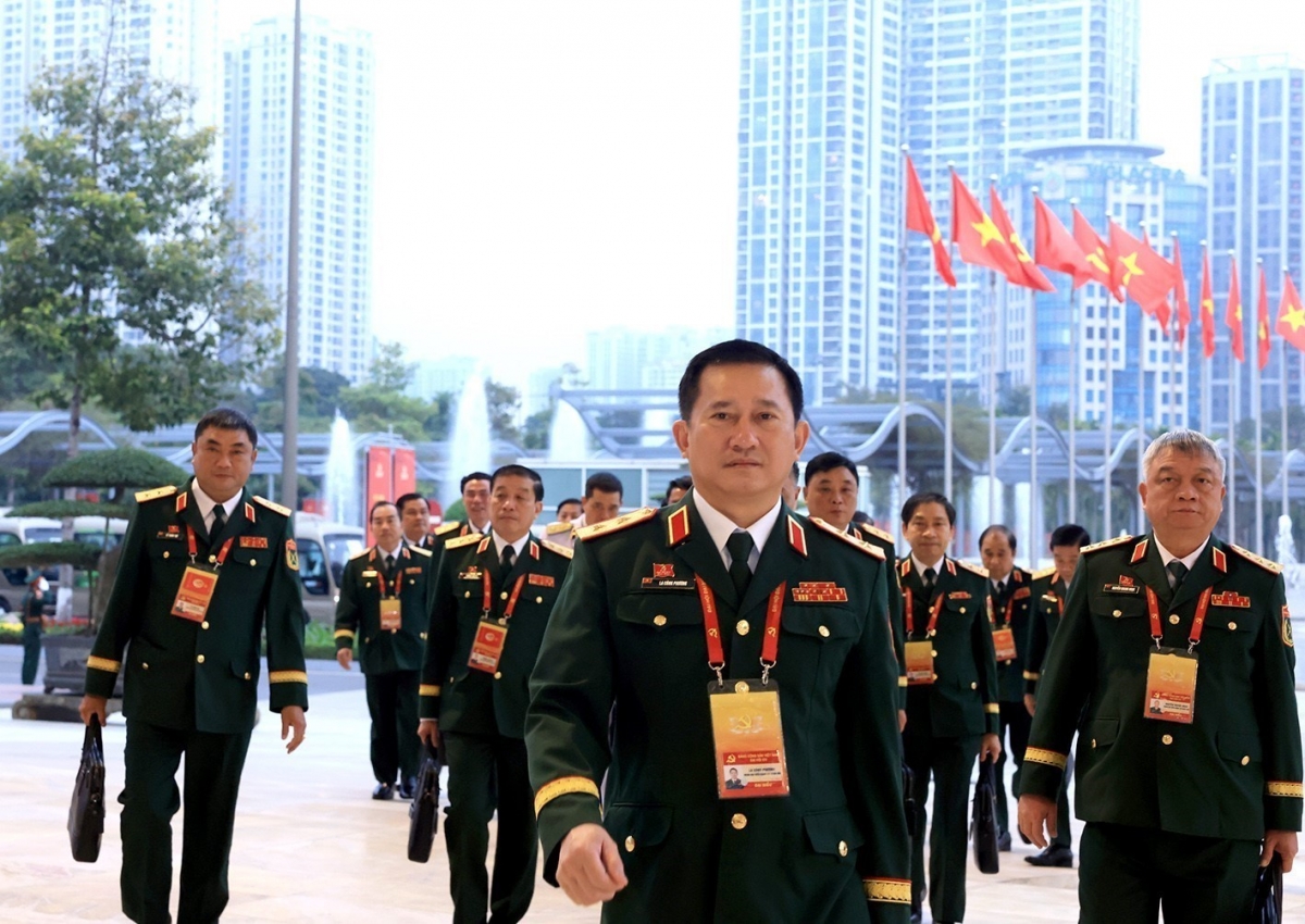 Các đại biểu Đoàn Đảng bộ Quân đội đến dự phiên thảo luận tại hội trường về các văn kiện Đại hội, sáng 21/1. (Ảnh: TTXVN)