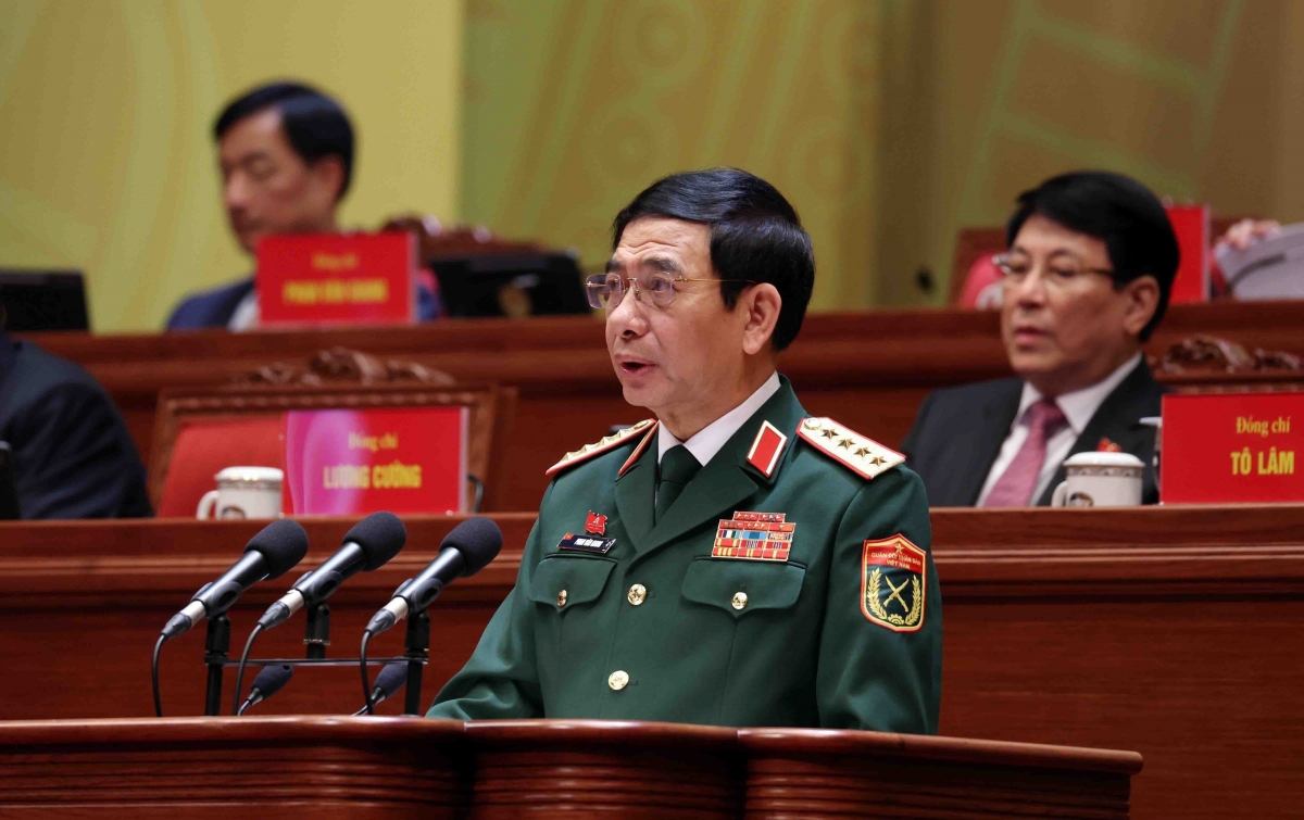 Đại tướng Phan Văn Giang, Ủy viên Bộ Chính trị, Phó Bí thư Quân ủy Trung ương, Bộ trưởng Bộ Quốc phòng tham luận về vấn đề “Xây dựng Quân đội nhân dân cách mạng, chính quy, tinh nhuệ, hiện đại, làm nòng cốt xây dựng nền quốc phòng vững mạnh, hiện đại, gắn với nền an ninh nhân dân và thế trận lòng dân vững chắc”. (Ảnh: TTXVN)
