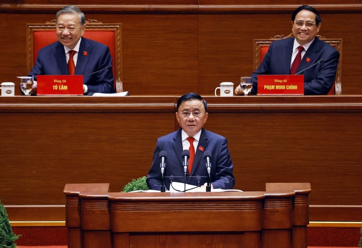 Đồng chí Trần Cẩm Tú, Ủy viên Bộ Chính trị, Thường trực Ban Bí thư trình bày Báo cáo tiếp thu, giải trình của Đoàn Chủ tịch về ý kiến thảo luận của các đại biểu đối với dự thảo các văn kiện và Báo cáo kiểm điểm sự lãnh đạo, chỉ đạo của Ban Chấp hành Trung ương khóa XIII trình Đại hội XIV của Đảng. (Ảnh: TTXVN)