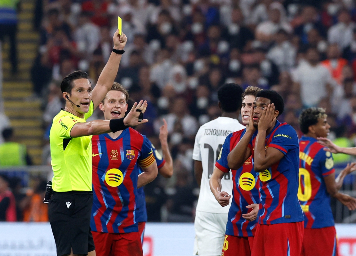 Trận đấu dần trở nên "nóng" hơn (Ảnh: Reuters)