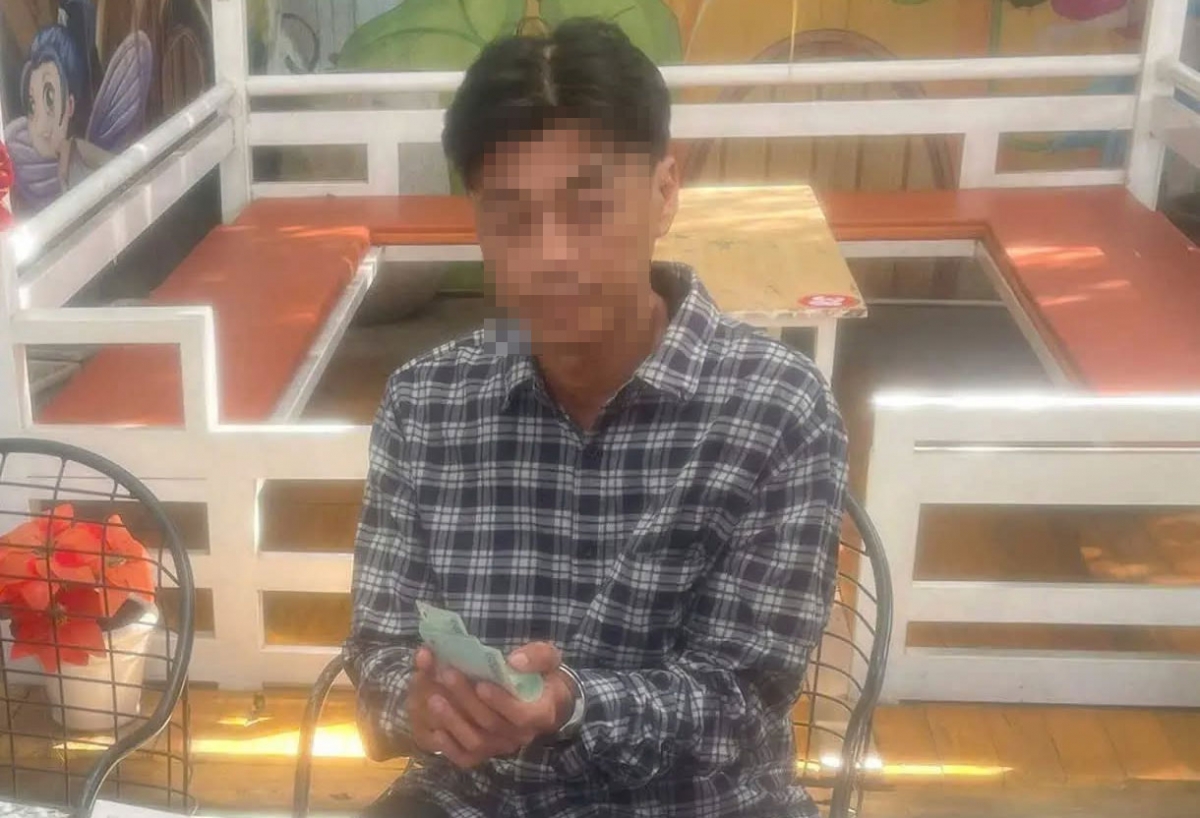 Nh. bị công an bắt quả tang khi đang nhận tiền từ bạn gái (ảnh: CA) 