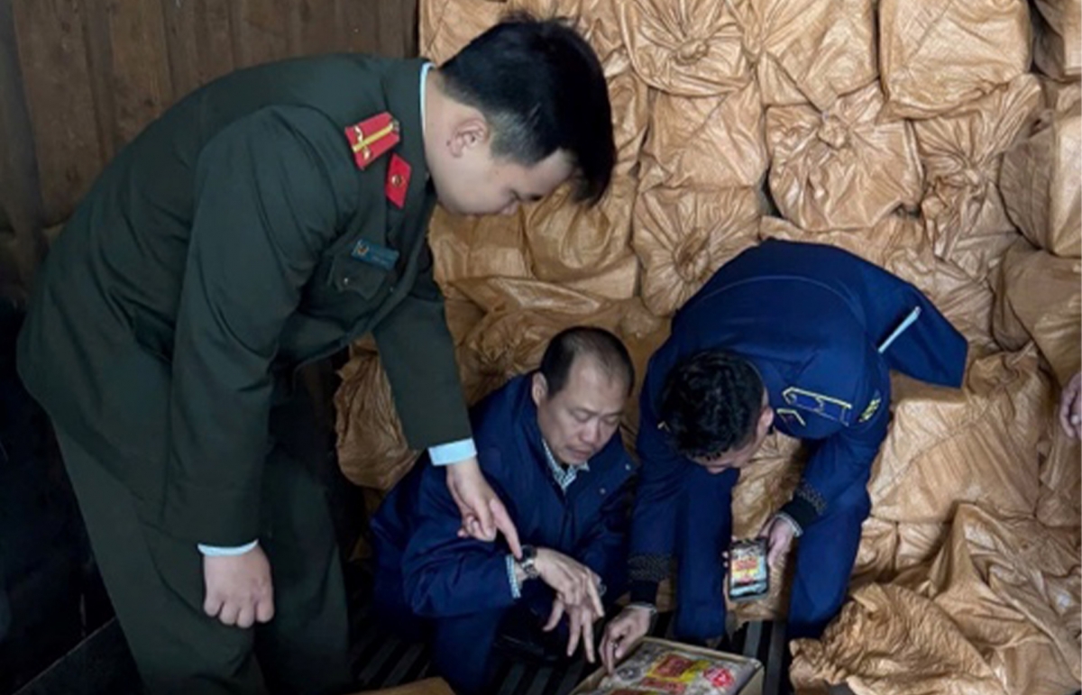 Lực lượng chức năng kiểm tra hàng hóa