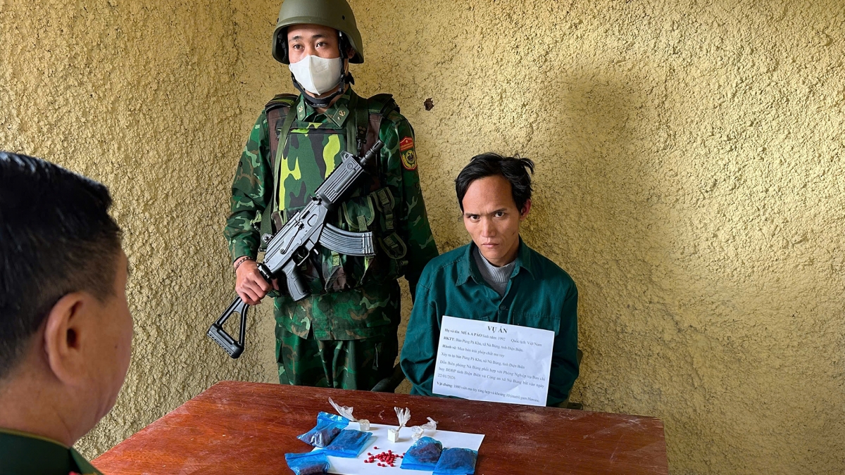 Đối tượng Páo cùng tang vật.