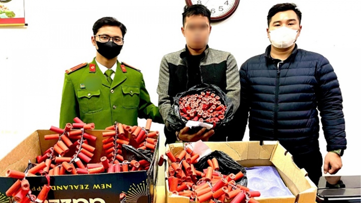 Đối tượng cùng tang vật bị thu giữ