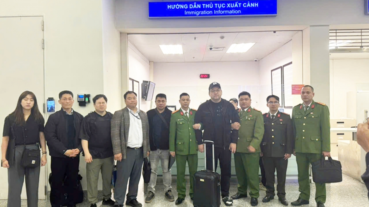 Công an phường Đại Mỗ phối hợp với các Cục nghiệp vụ - Bộ Công an và các lực lượng chức năng tại Sân bay Quốc tế Nội Bài bàn giao đối tượng truy nã về Hàn Quốc