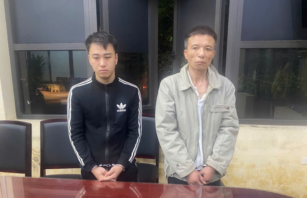 Hai đối tượng tại cơ quan công an.