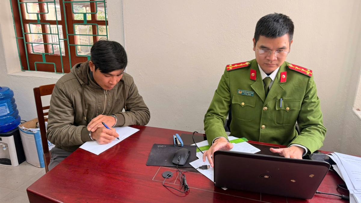 Đối tượng Lương Văn Thơm tại cơ quan Công an