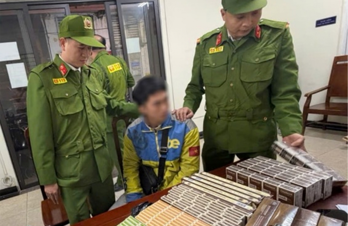 Đối tượng cùng tang vật tại cơ quan công an