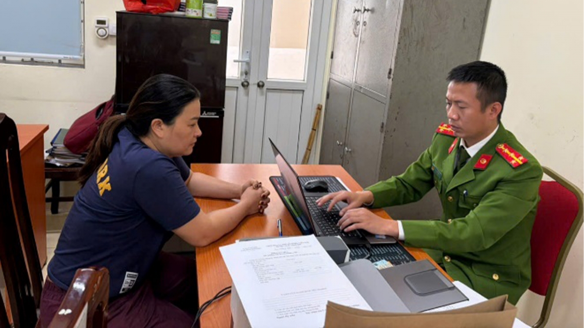 Đối tượng Nguyễn Thị Nết tại trụ sở Công an xã Đan Phượng