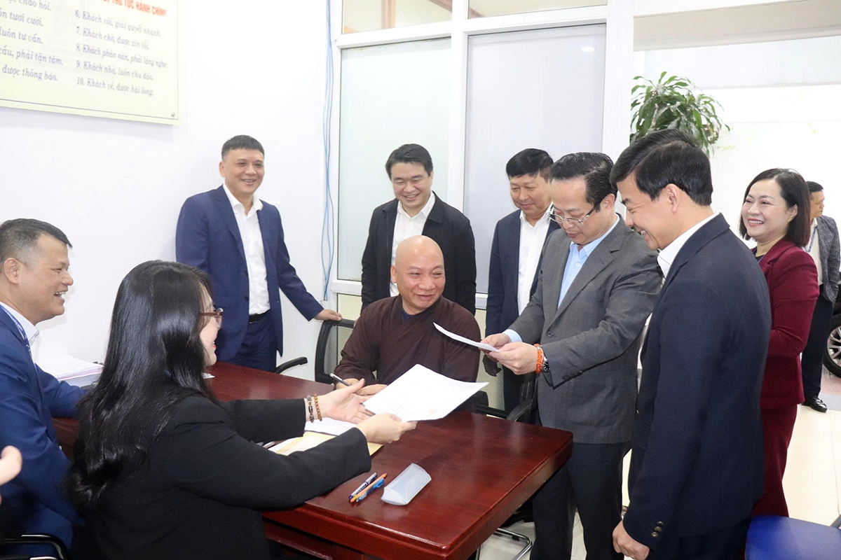 Đoàn khảo sát tại bộ phận trực thu hồ sơ ứng cử