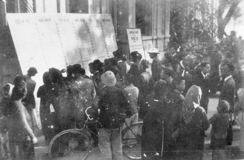 Cử tri Thủ đô xem danh sách, tiểu sử các đại biểu ra ứng cử. (Nguồn: Tư liệu TTXVN)