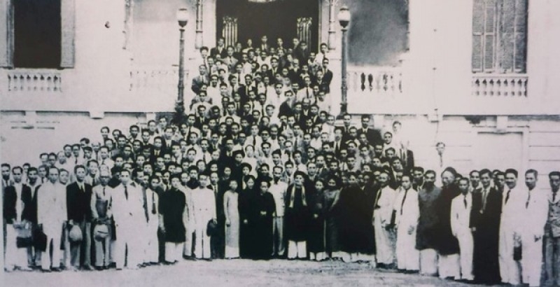 Cuộc Tổng tuyển cử đầu tiên năm 1946 đã được tiến hành thành công tốt đẹp trên phạm vi cả nước. Nhân dân bầu ra 333 đại biểu Quốc hội trong số hàng nghìn người ứng cử và đề cử. Trong đó, Bắc Bộ có 152 người, Trung Bộ 108 và Nam Bộ 73. Trong ảnh: Chủ tịch Hồ Chí Minh chụp ảnh cùng các đại biểu Quốc hội khóa I. (Nguồn: Quochoi.vn)