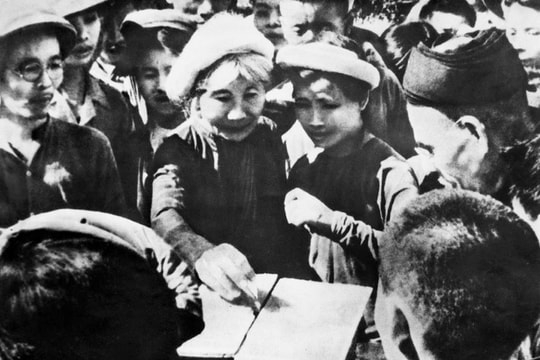 Cách đây 80 năm, ngày 6/1/1946 là ngày đầu tiên người dân Việt Nam được đi bầu cử với tư cách là công dân của một nước độc lập. Trong ảnh: Nhân dân lao động Thủ đô đi bỏ phiếu trong ngày Tổng tuyển cử đầu tiên. (Nguồn: Quochoi.vn)