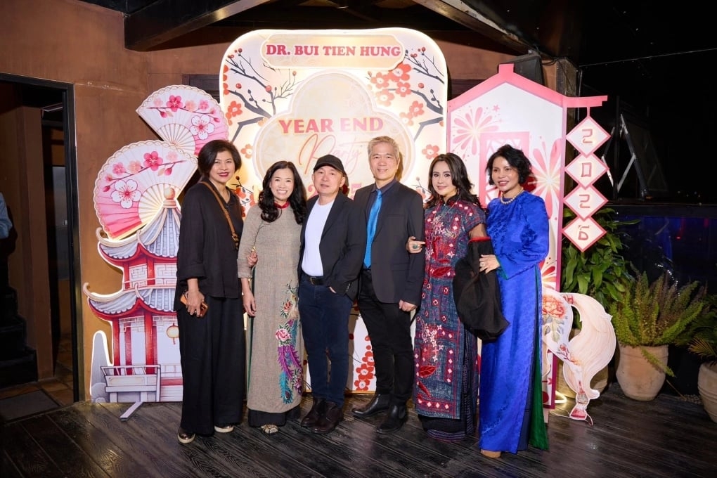 Nhạc sĩ Quốc Trung và bạn đời Thanh Lan sánh đôi tại tiệc tất niên của vợ chồng ca sĩ Thanh Lam - bác sĩ Bùi Tiến Hùng.