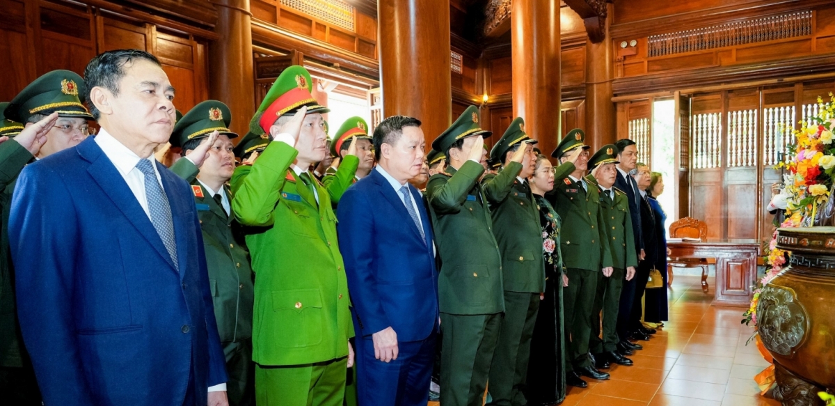 Đoàn đại biểu bày tỏ lòng biết ơn vô hạn và kính trọng sâu sắc đối với Chủ tịch Hồ Chí Minh. (Ảnh: Phạm Bằng).