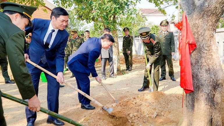 Lãnh đạo Bộ Công an và tỉnh Nghệ An trồng cây lưu niệm tại Nhà tưởng niệm đồng chí Trần Quốc Hoàn. (Ảnh: Phạm Bằng).
