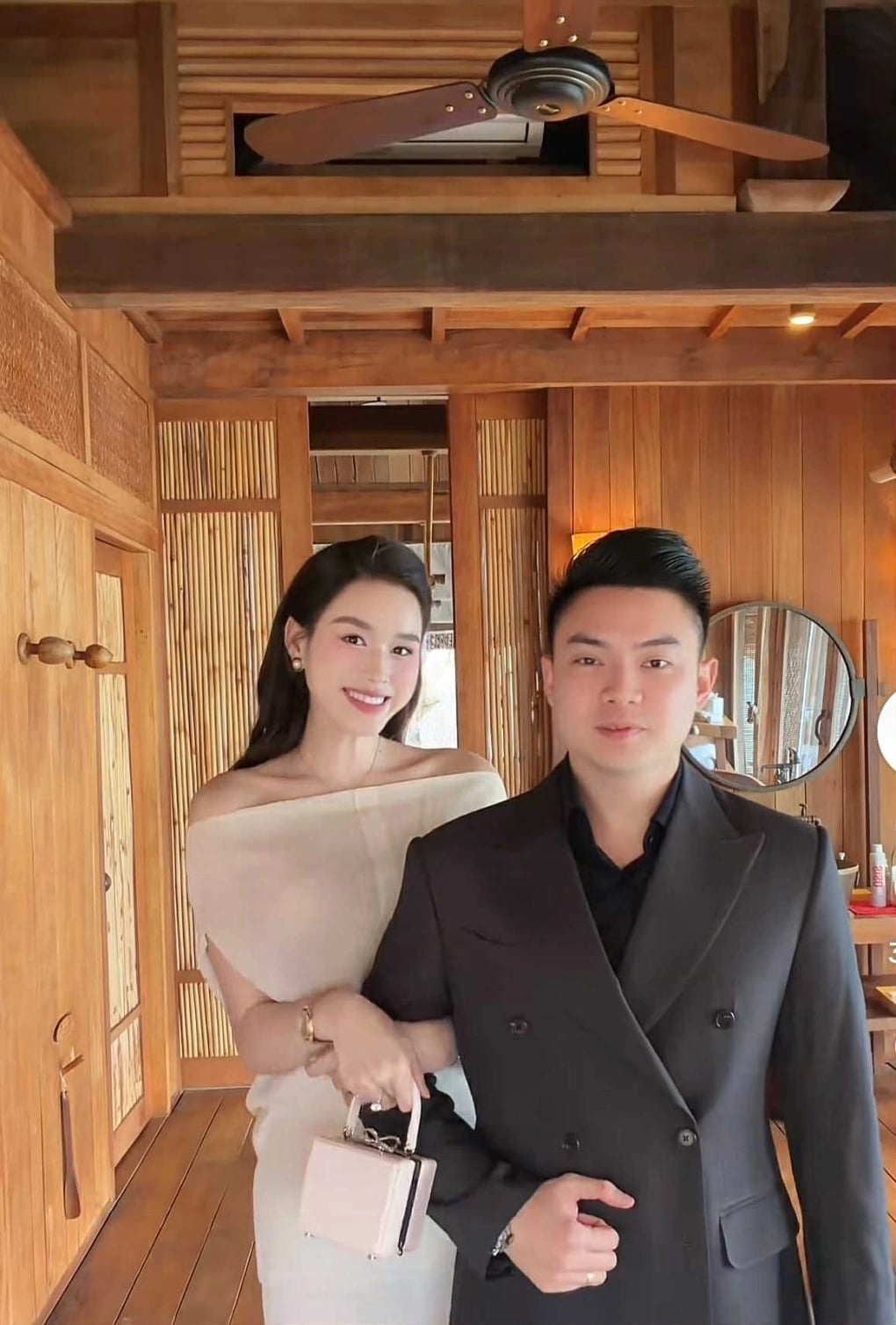 Vợ chồng Đỗ Thị Hà có mặt tại Nha Trang từ một ngày trước, lưu trú tại resort 6 sao trên vịnh Ninh Vân trong lúc chờ dự cưới Phương Nhi.