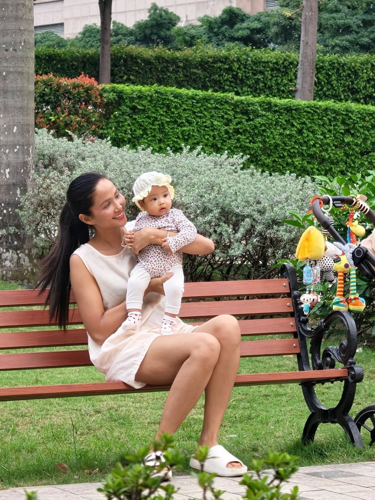 Con gái hoa hậu H'Hen Niê ngơ ngác nhìn xung quanh khi được mẹ đưa đi dạo.