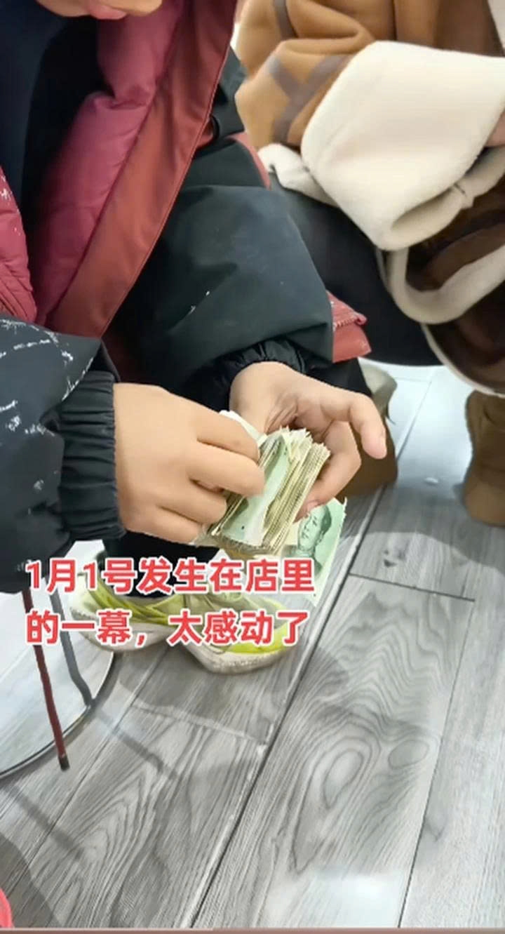 Cậu bé giải thích rằng đôi giày là quà sinh nhật để giúp mẹ cậu đi lại hàng ngày dễ dàng hơn, vì cậu nhận thấy đôi giày cũ của mẹ đã quá cũ. (Ảnh: Douyin)