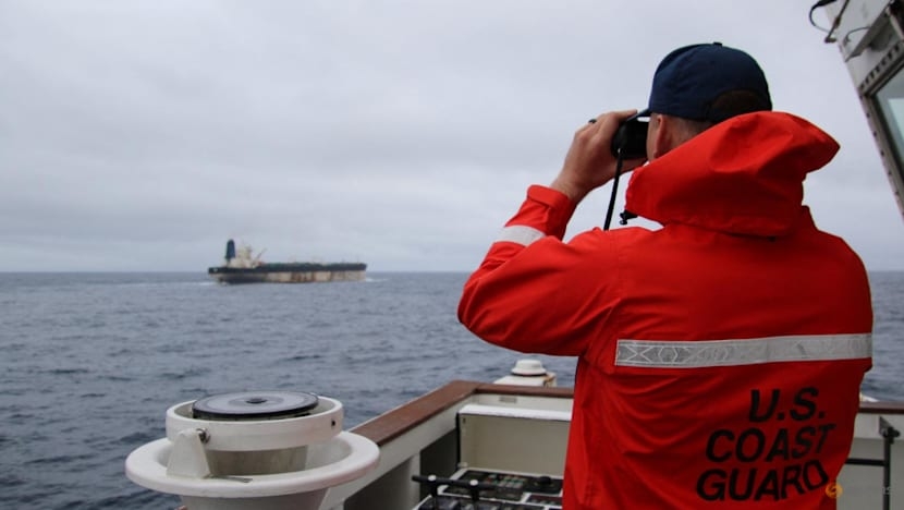 Một sĩ quan thuộc Lực lượng Bảo vệ bờ biển Mỹ đang quan sát tàu Marinera (trước đây là Bella 1) qua ống nhòm trong hình ảnh được công bố ngày 7/1/2026. (Ảnh: Được cung cấp qua Reuters/Bộ Tư lệnh Châu Âu của Mỹ).
