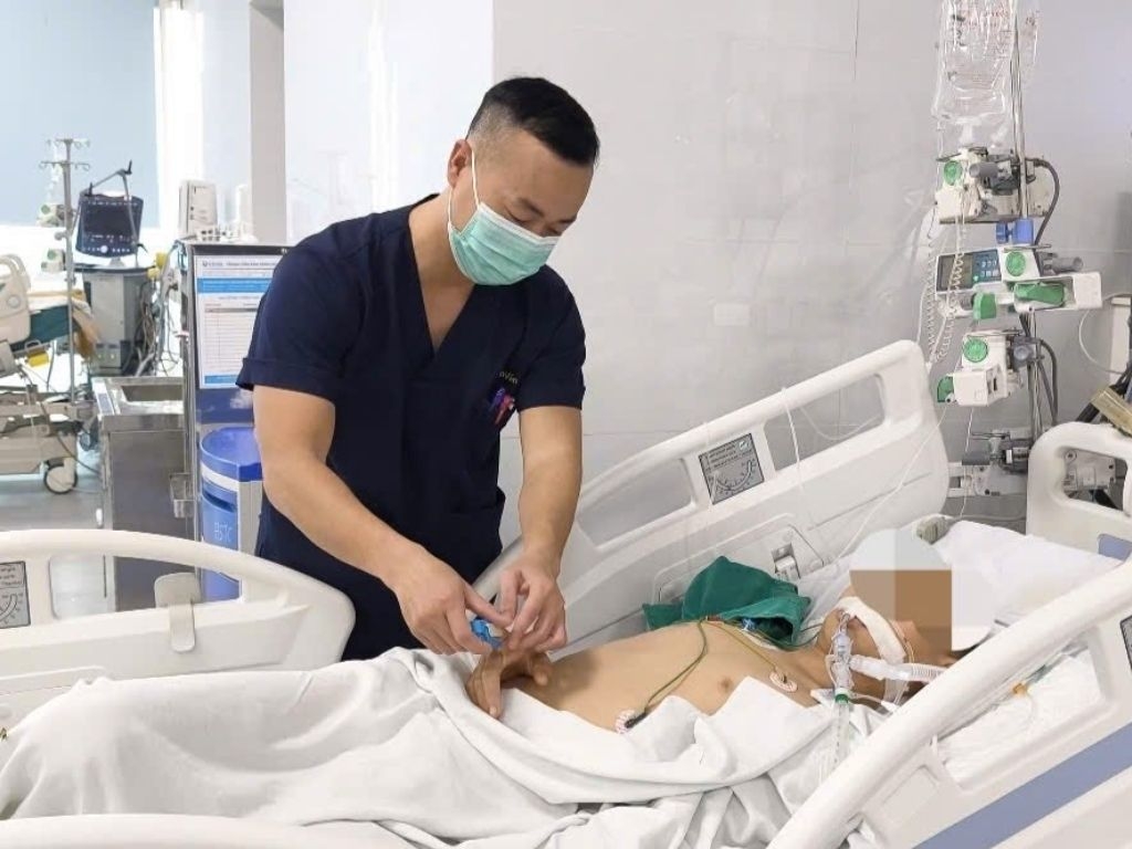 Bệnh nhi đã tỉnh táo và được theo dõi tại bệnh viện. (Ảnh: BVCC)