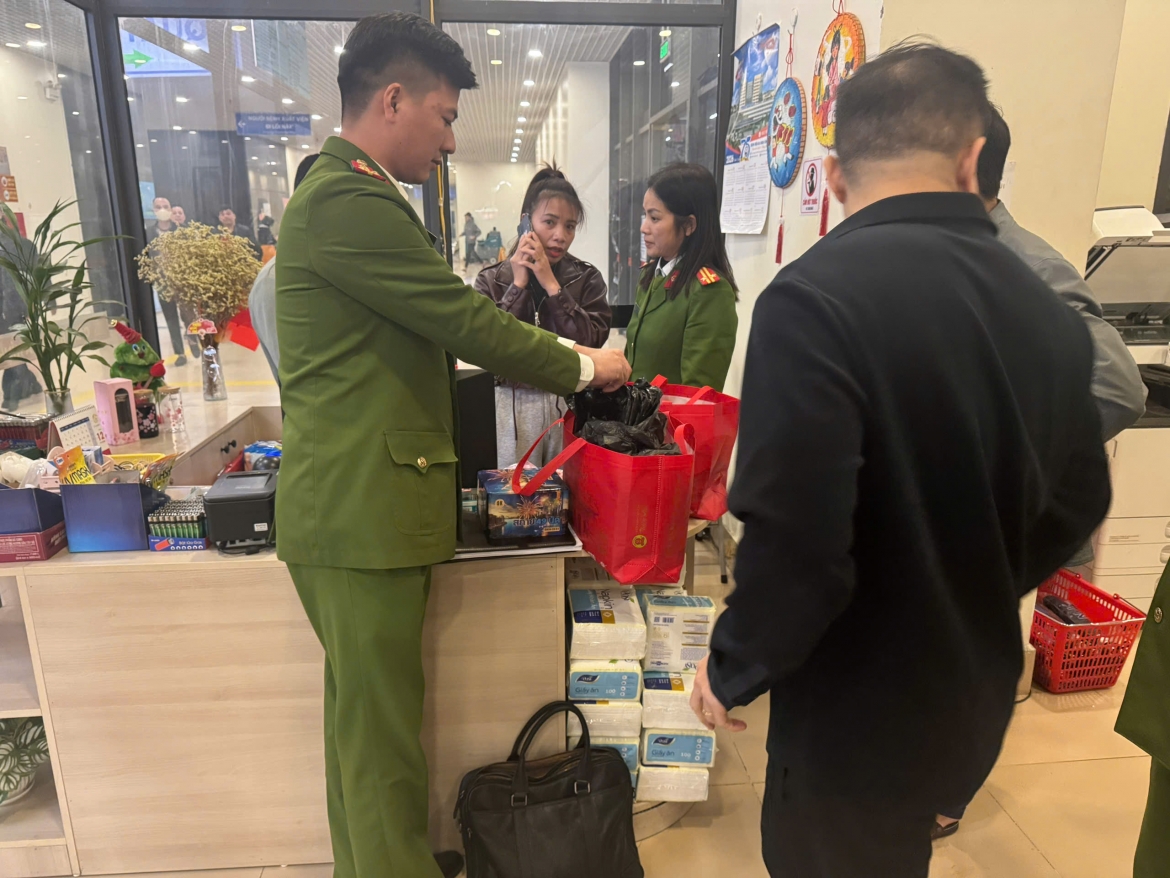 Lực lượng chức năng tiến hành lập biên bản đối tượng và tang vật vi phạm. Ảnh CAPT.