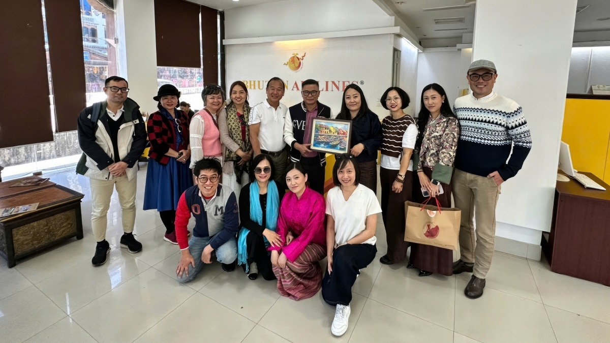 Ảnh chụp tại văn phòng hãng Bhutan Airlines cùng đại lý từ Hà Nội