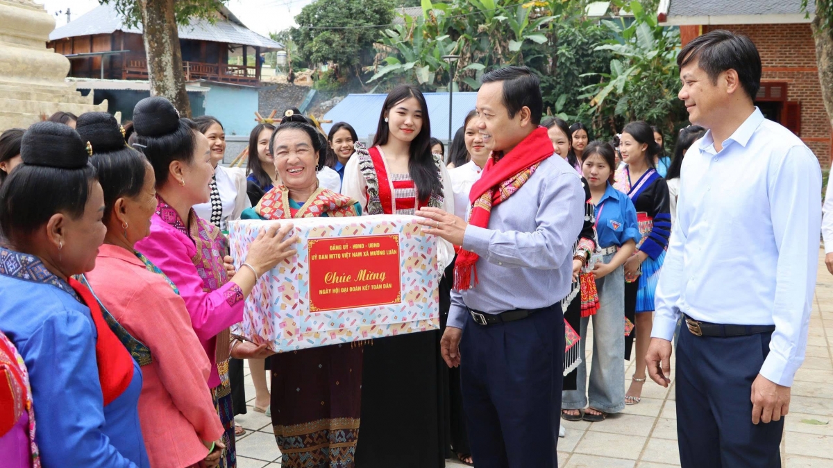 Bí thư Tỉnh ủy Trần Tiến Dũng (thứ 2 từ phải sang) tặng quà người dân bản Mường Luân 1, xã Mường Luân nhân ngày hội Đại đoàn kết dân tộc năm 2025.