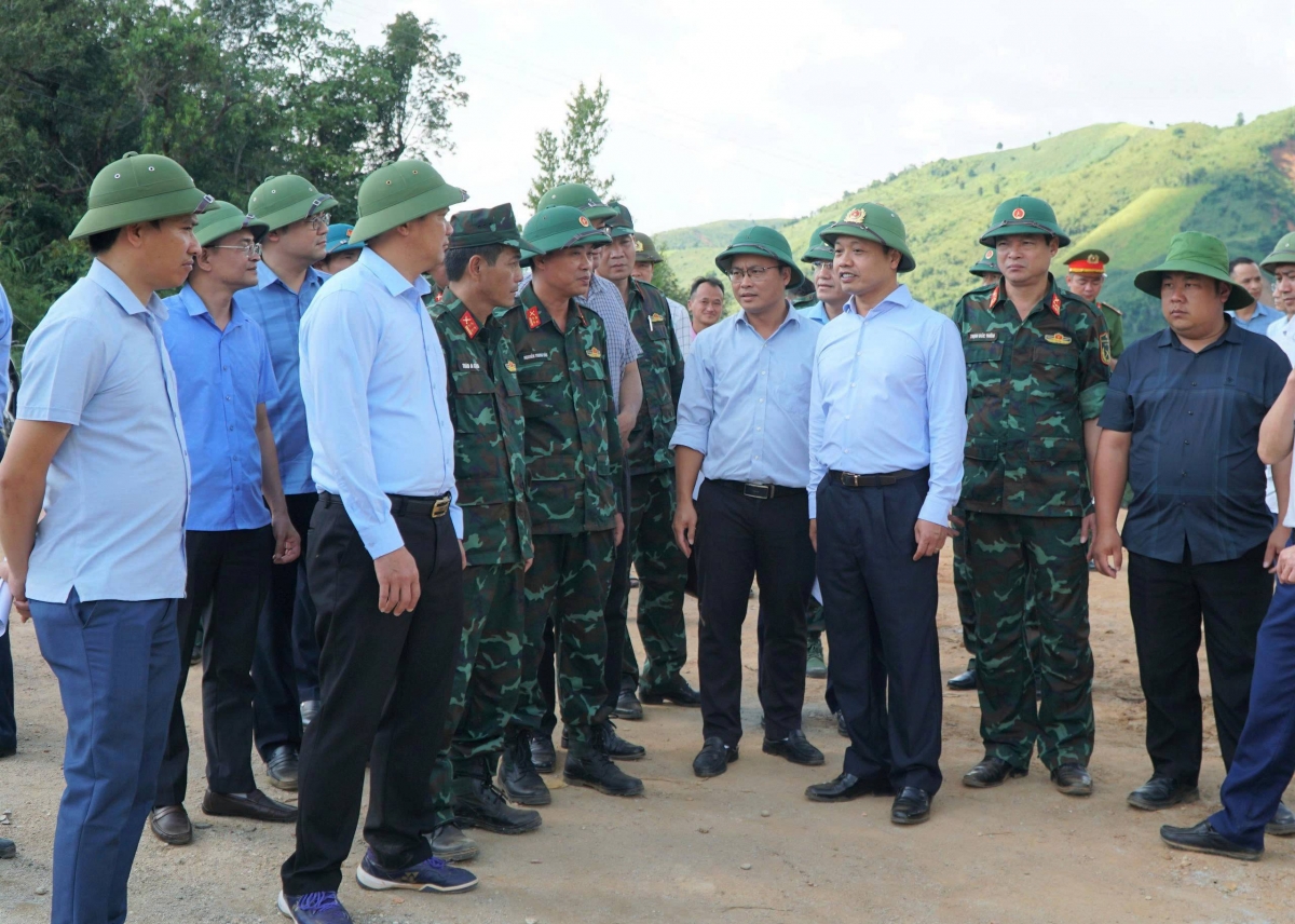 Bí thư Tỉnh ủy Trần Tiến Dũng kiểm tra, động viên các lực lượng thực hiện công tác khắc phục hậu quả thiên tai tại xã Xa Dung.