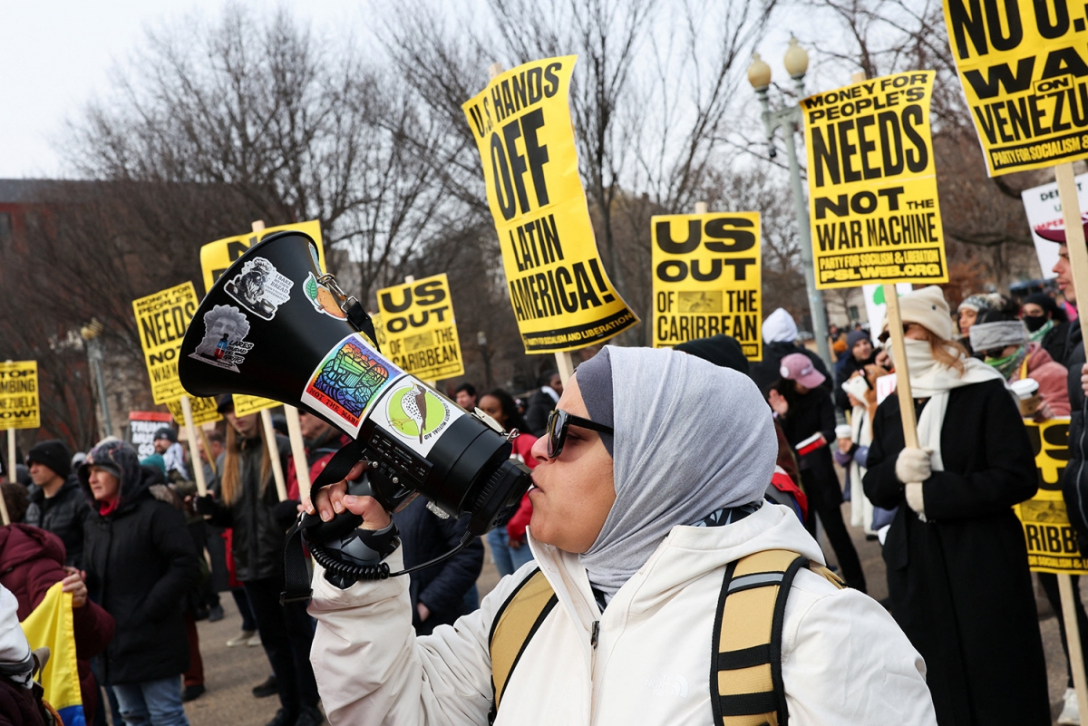 Biểu tình tại Washington DC phản đối hành động quân sự của Mỹ tại Venezuela, ngày 3/1/2026. Ảnh: Reuters