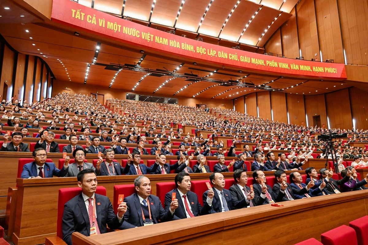 Các đại biểu biểu quyết thông qua Nghị quyết Đại hội đại biểu toàn quốc lần thứ XIV của Đảng.