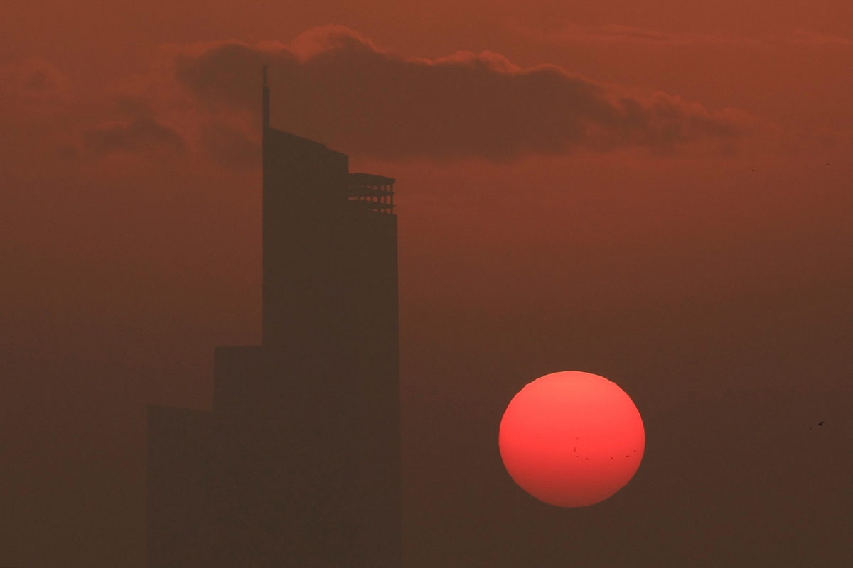 Bình minh đầu tiên của năm mới 2026 bên Tháp Bahria Icon ở Karachi, Pakistan. Ảnh: Reuters