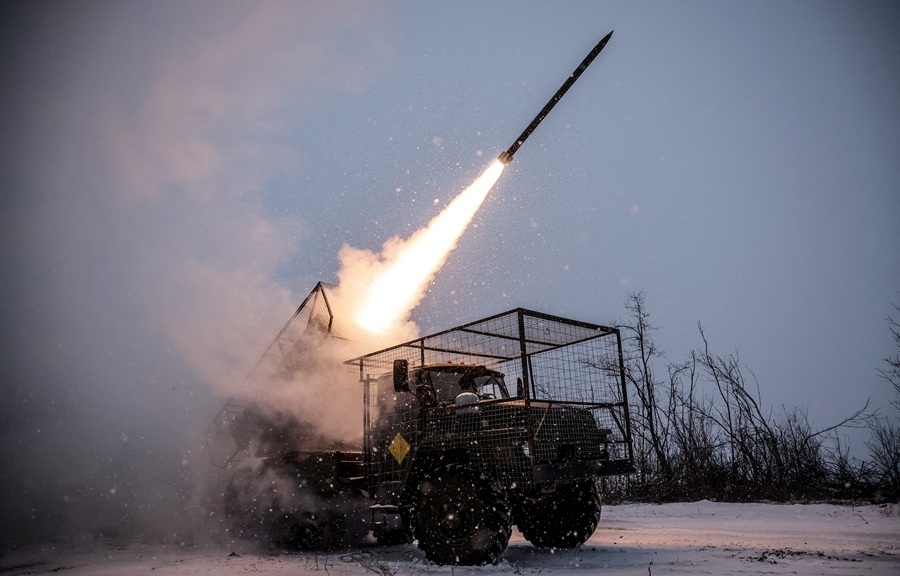 Binh sĩ Ukraine khai hỏa hệ thống phóng tên lửa Grad MLRS về phía quân đội Nga gần thị trấn Chasiv Yar trên tiền tuyến. Ảnh: Reuters