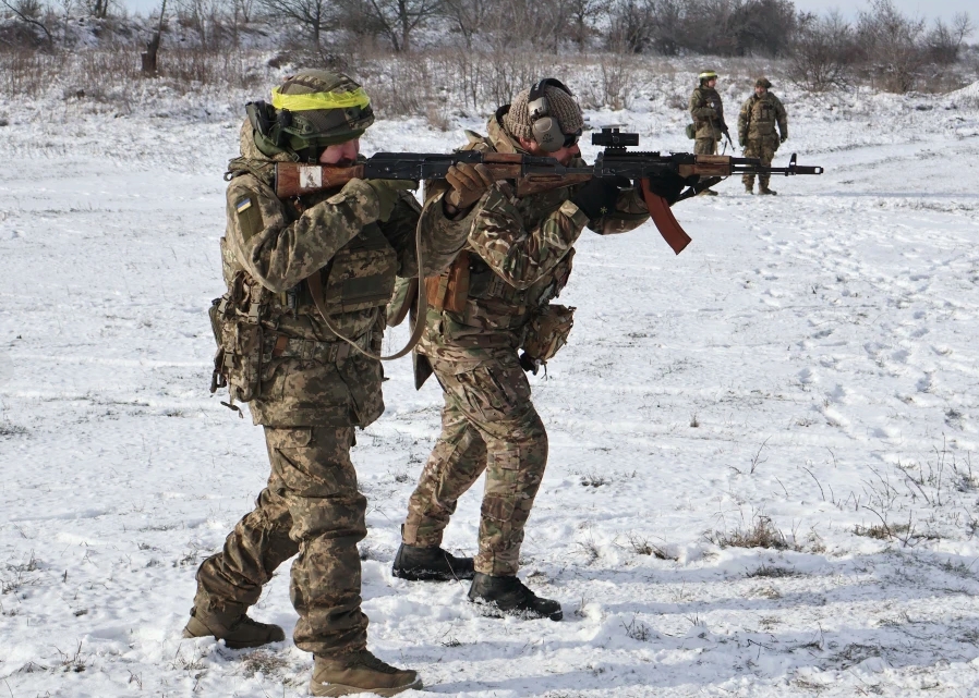 Cả Nga và Ukraine đều tìm cách tận dụng vai trò của trí tuệ nhân tạo trên chiến trường. Ảnh minh họa: AP
