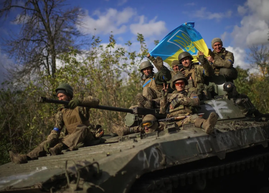 Binh sỹ Ukraine trên chiến trường. Ảnh: AP