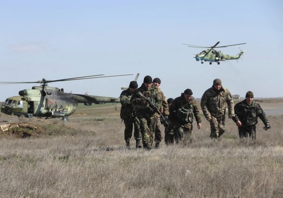 Binh sỹ Ukraien triển khai trực thăng thực hiện nhiệm vụ chiến đấu tại Kherson. Ảnh: Reuters