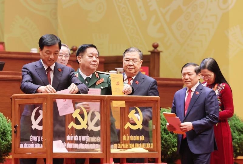 Đại biểu bỏ phiếu bầu Ban Chấp hành Trung ương Đảng khoá XIV tại Đại hội XIV của Đảng. Ảnh: TTXVN