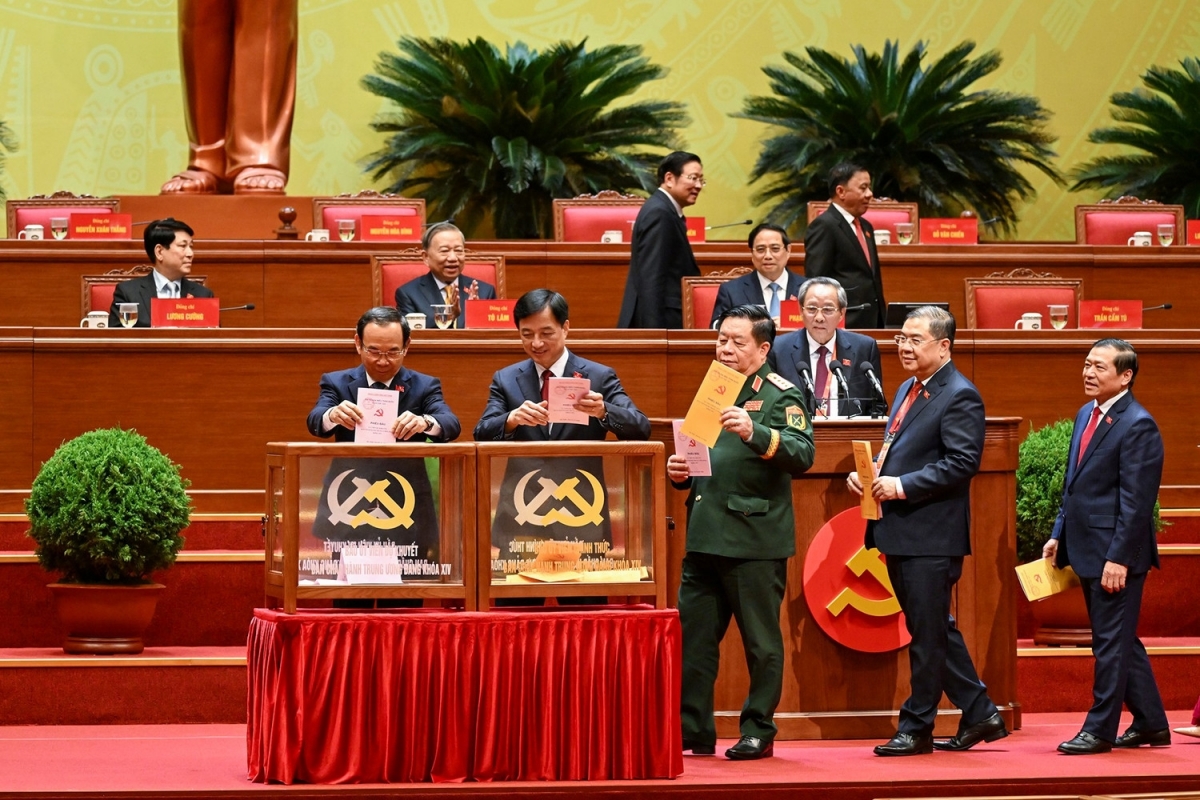Các lãnh đạo Đảng và Nhà nước và quân đội bỏ phiếu bầu Ban Chấp hành Trung ương khóa XIV.